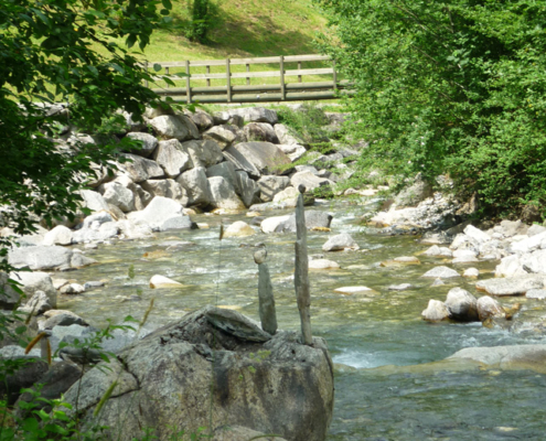 Statuen am Fluss