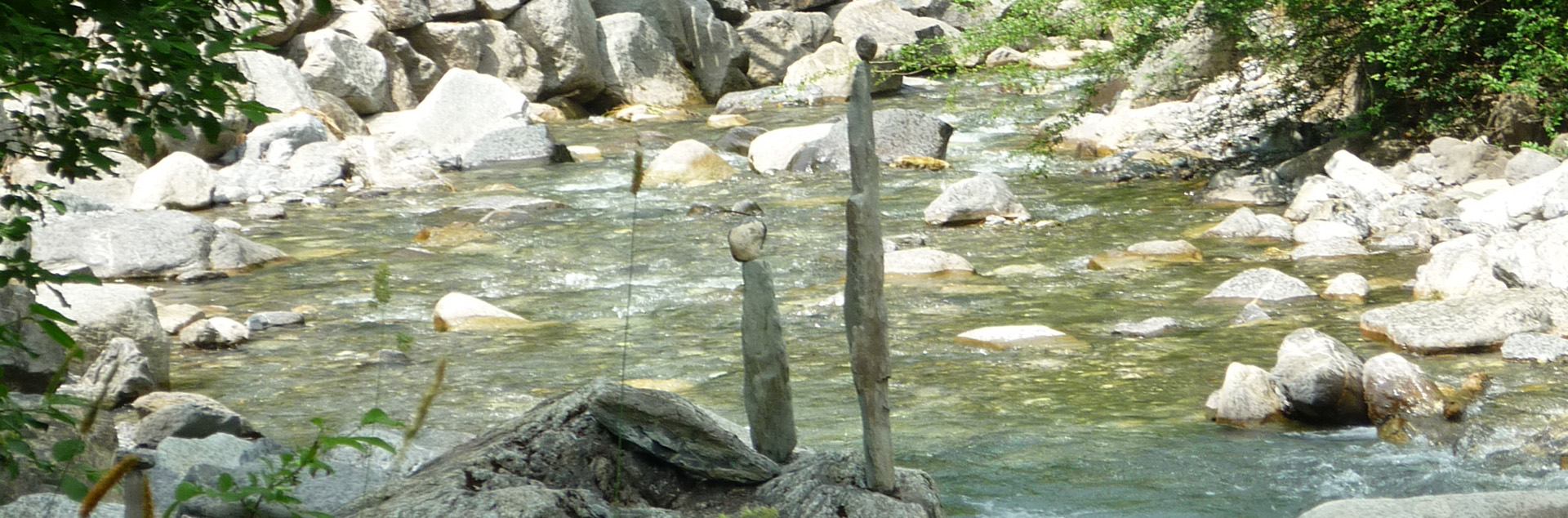 Statuen am Fluss Banner